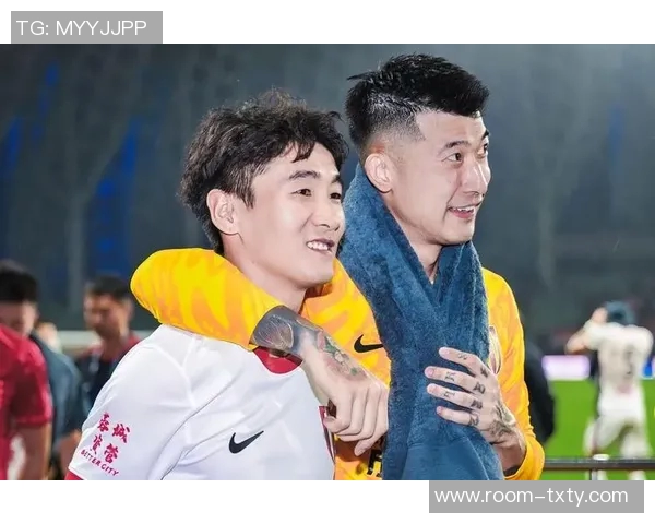 刘殿座与王大雷亲密见面，两位球员的孩子们一起享受网球乐趣