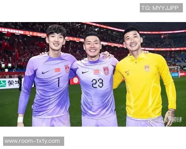 刘殿座与王大雷亲密见面，两位球员的孩子们一起享受网球乐趣